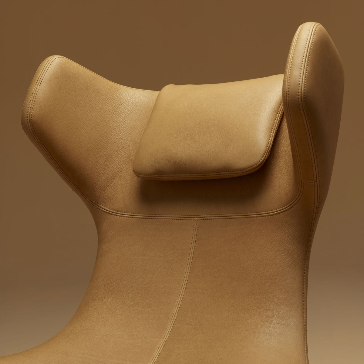 Vitra Grand Repos Loungesessel drehbar mit Panchina Ohrensessel & Bank