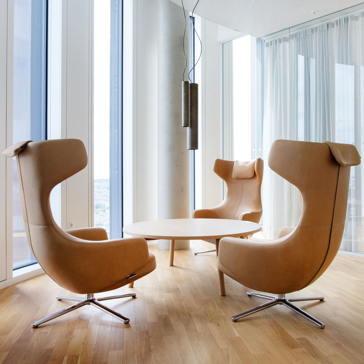 Vitra Grand Repos Loungesessel drehbar mit Panchina Ohrensessel & Bank