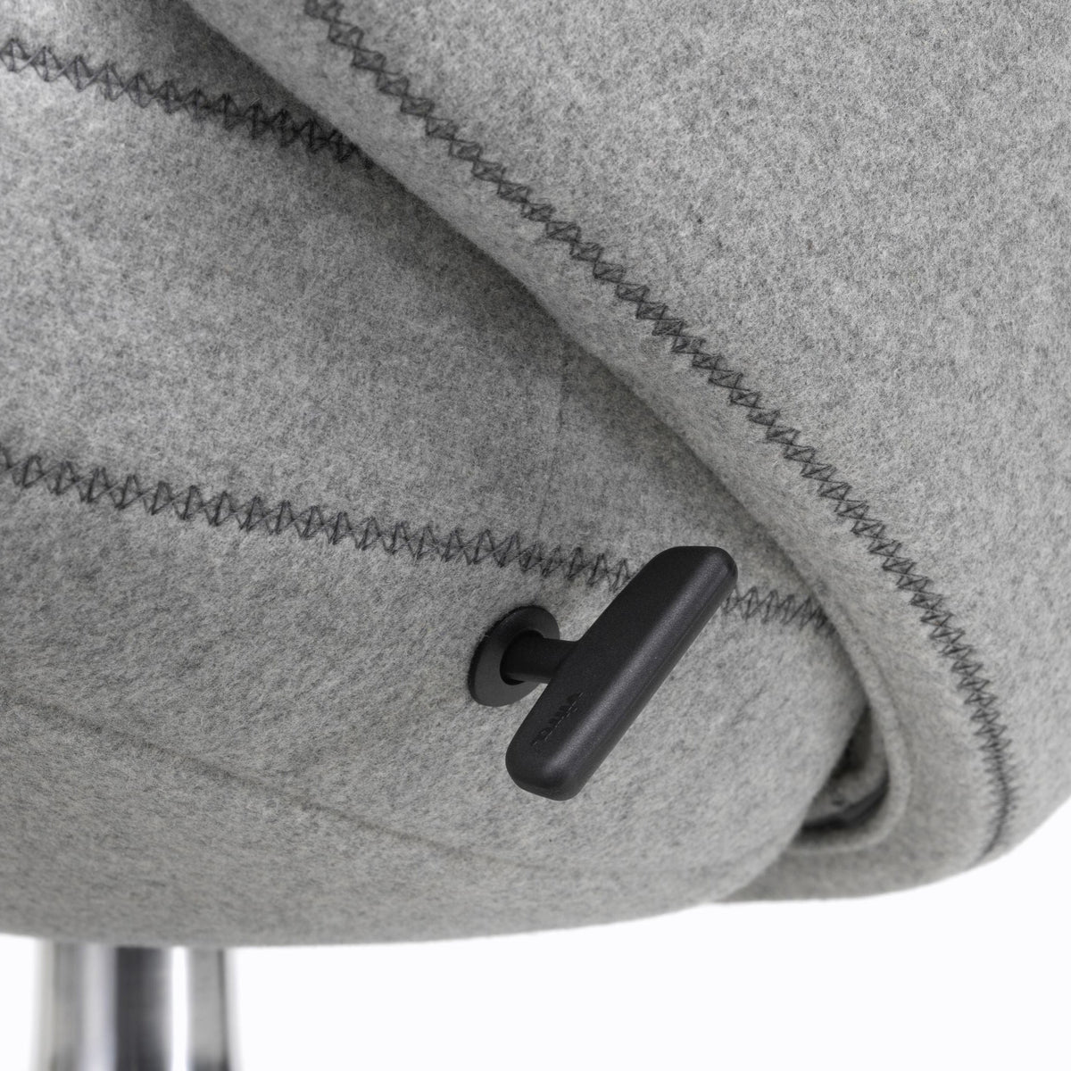 Vitra Grand Repos Loungesessel drehbar mit Panchina Ohrensessel & Bank