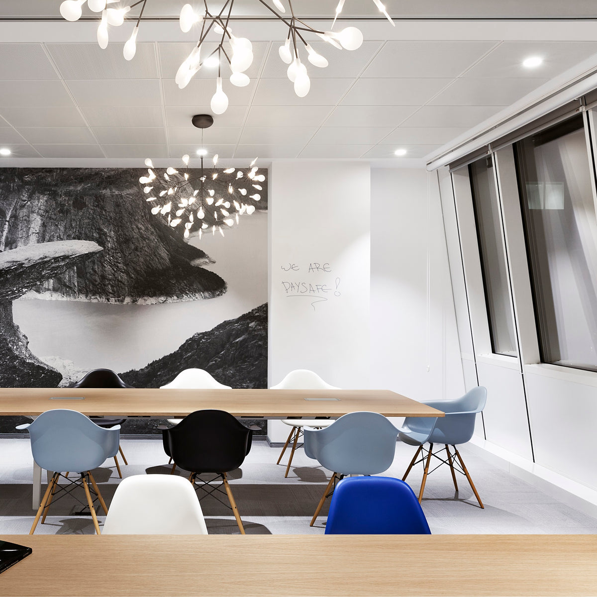 Vitra Eames Plastic Armchair DAW RE Esche honigfarben Kunststoff recycelt