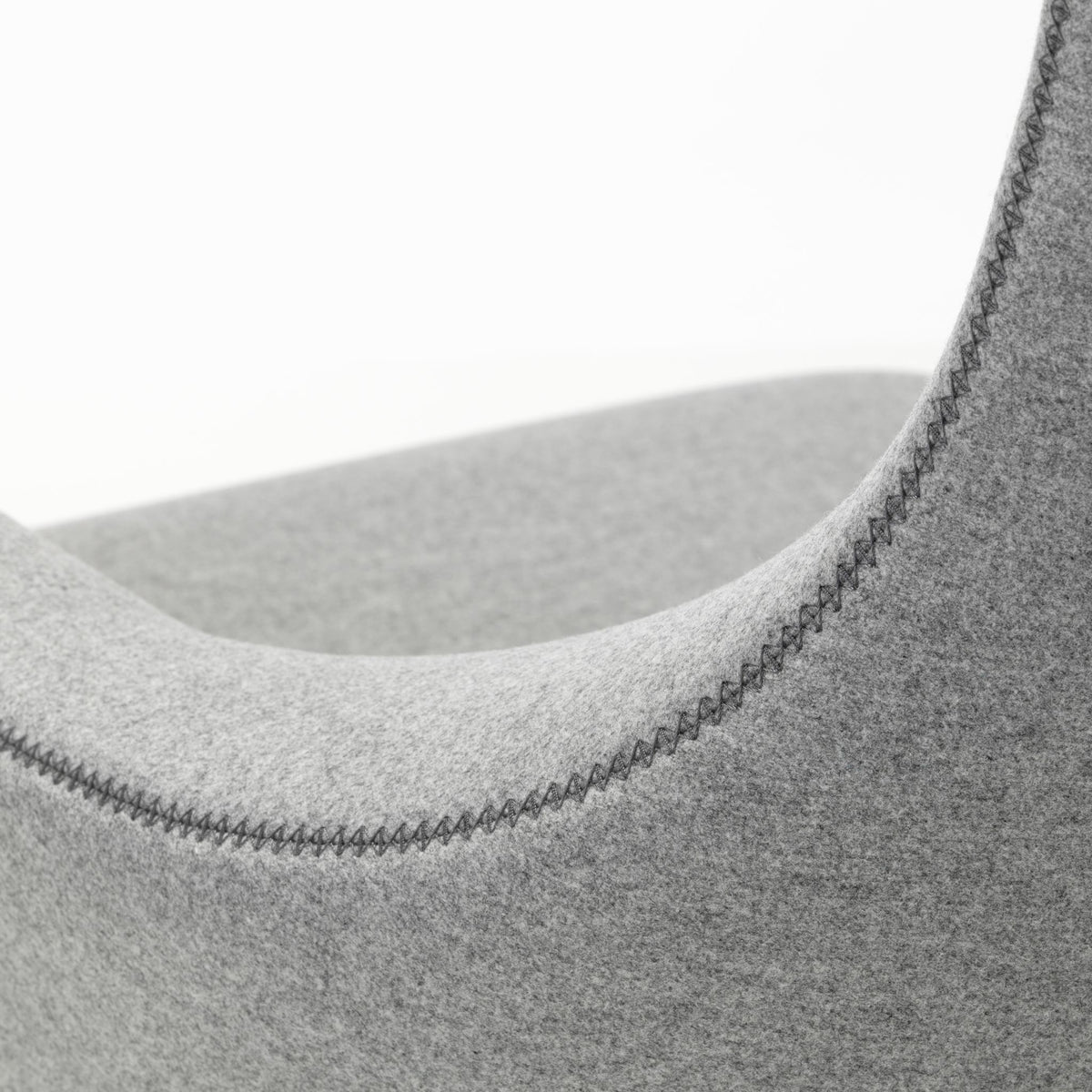Vitra Grand Repos Loungesessel drehbar mit Panchina Ohrensessel & Bank