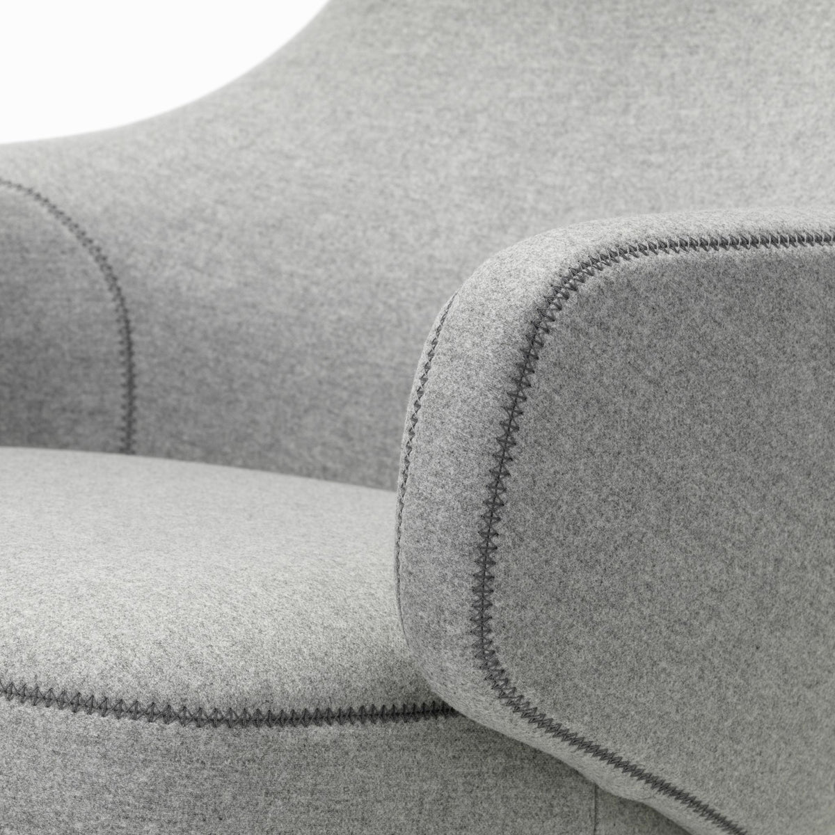 Vitra Grand Repos Loungesessel drehbar mit Panchina Ohrensessel & Bank