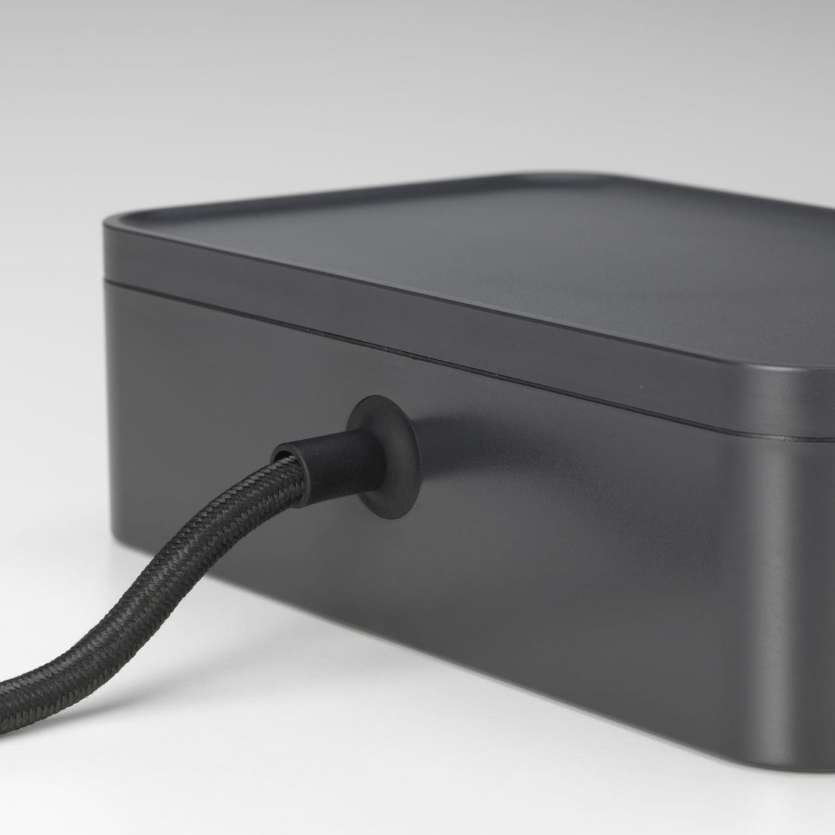 Vitra Ampi – Wireless-Charger Ladegerät und Kabelmanagement
