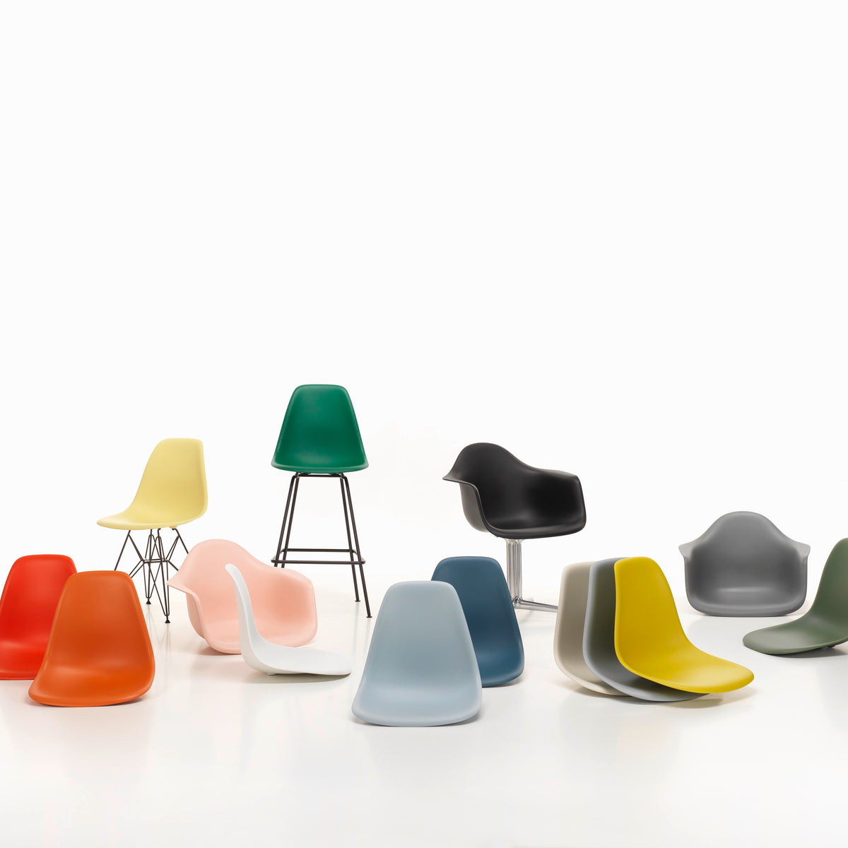 Vitra Eames Plastic Armchair DAW RE Ahorn dunkel Kunststoff recycelt