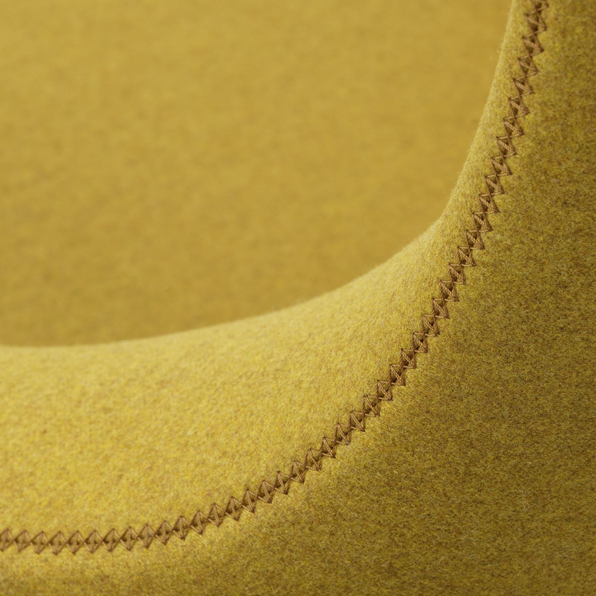 Vitra Grand Repos Loungesessel drehbar mit Panchina Ohrensessel & Bank
