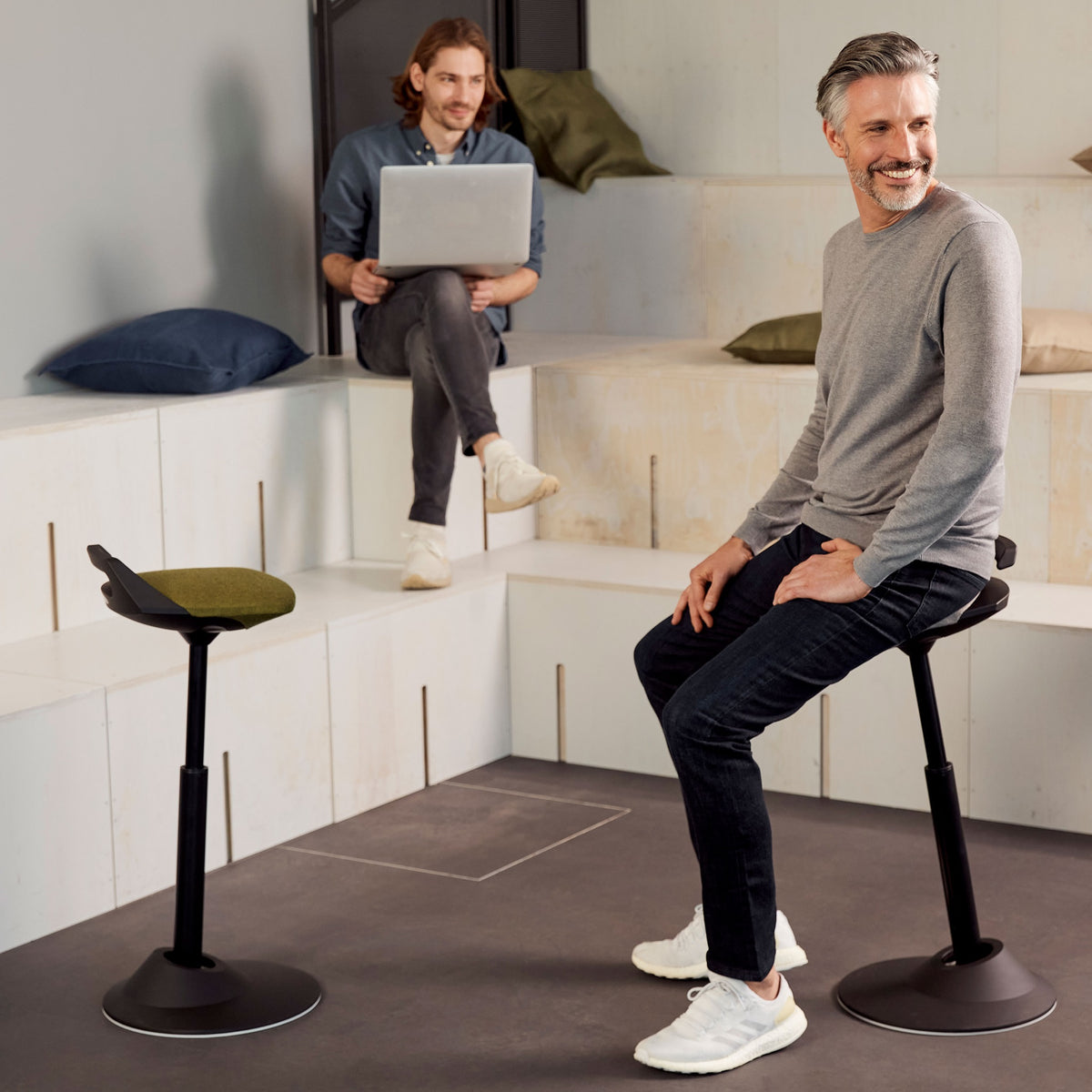 Aeris Muvman verstellbare Stehhilfe Steh-Sitz Hocker grau Bezug Cura
