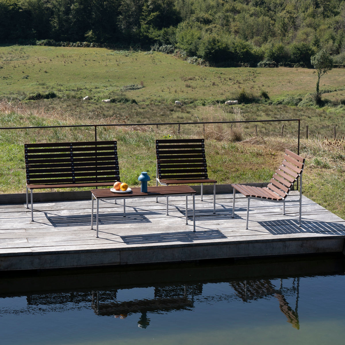 Traverse Lounge Bench von HAY, entworfen von Erwan Bouroullec, ergonomische Outdoor-Bank aus Aluminium und gerillter wärmebehandelter Esche, erhältlich mit oder ohne Armlehnen.