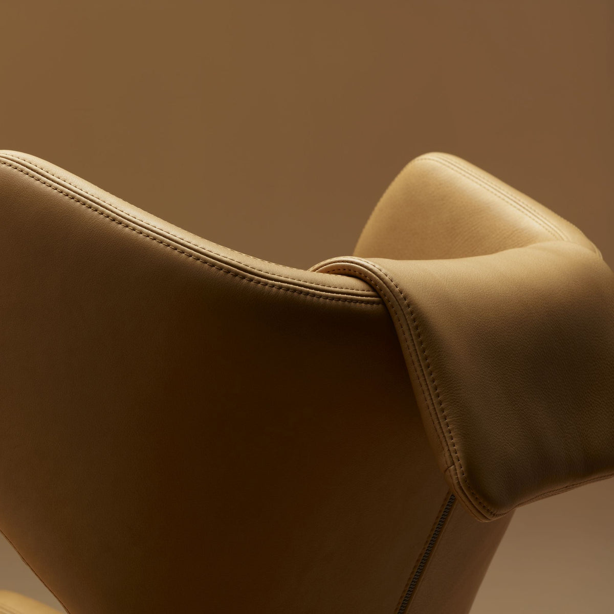 Vitra Grand Repos Loungesessel drehbar mit Panchina Ohrensessel & Bank