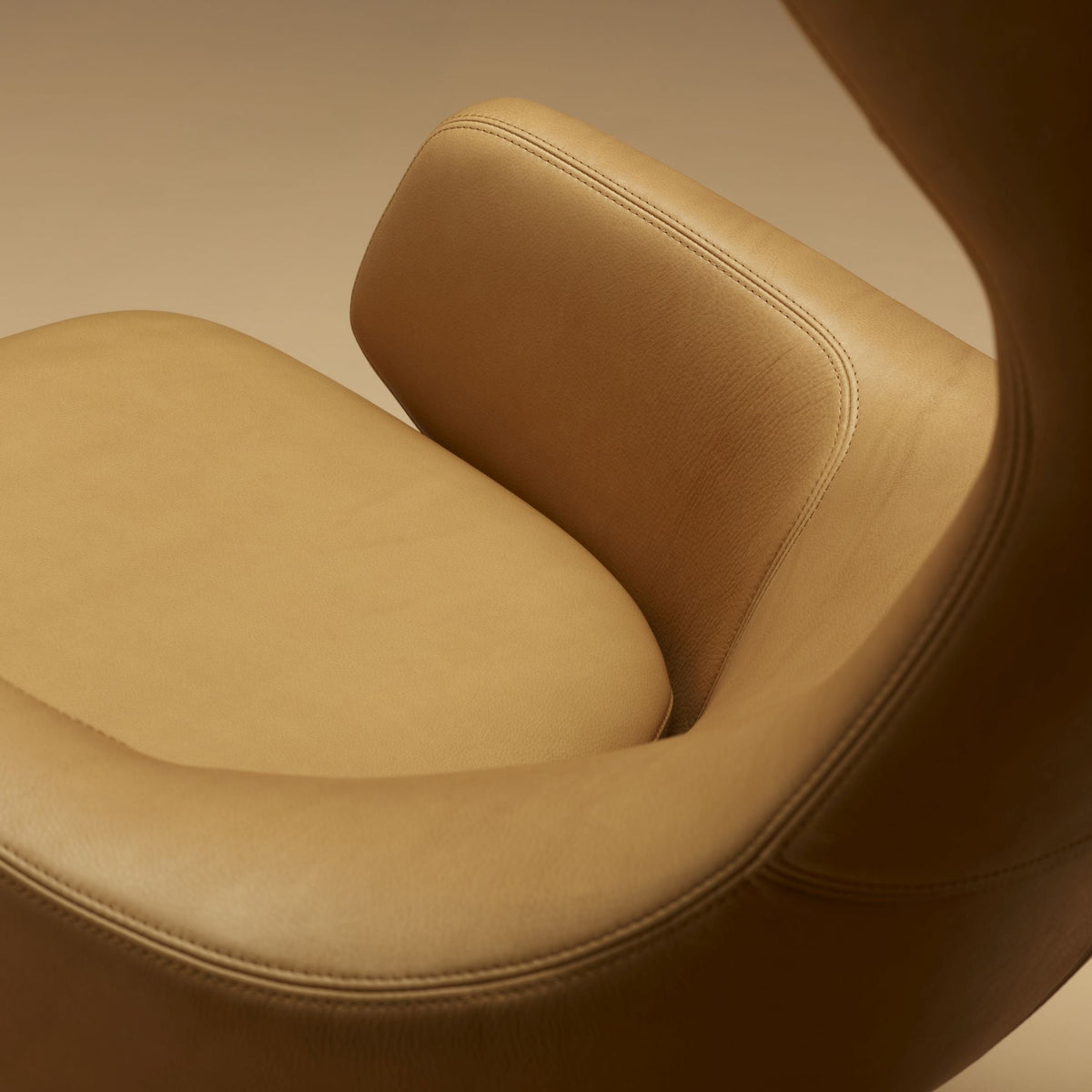 Vitra Grand Repos Loungesessel drehbar mit Panchina Ohrensessel & Bank