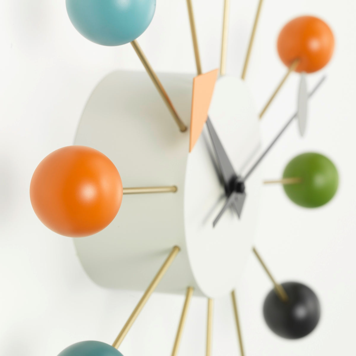 Vitra Ball Clock Uhr mehrfarbig