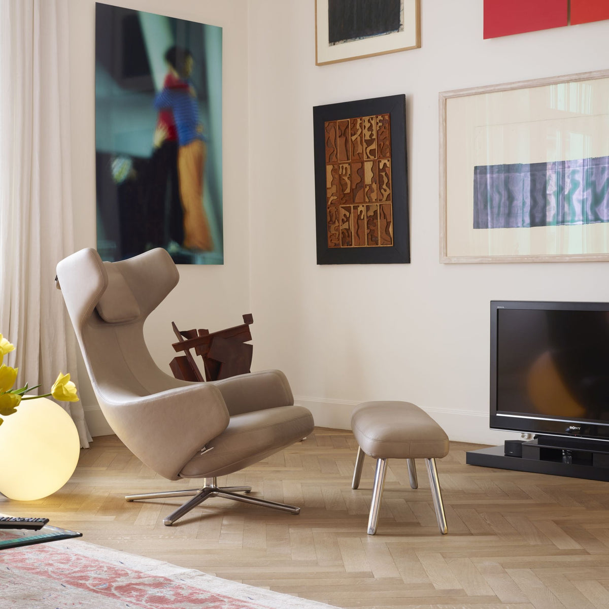 Vitra Grand Repos Loungesessel drehbar mit Panchina Ohrensessel & Bank