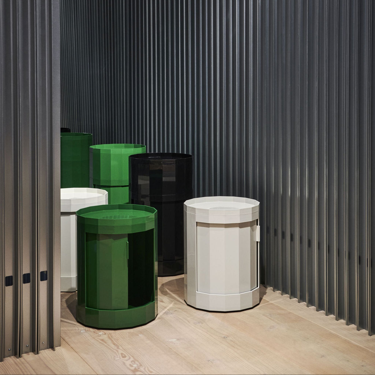 Hay Facet Cabinet low Schränkchen niedrig Kunststoff rund Füße & Rollen
