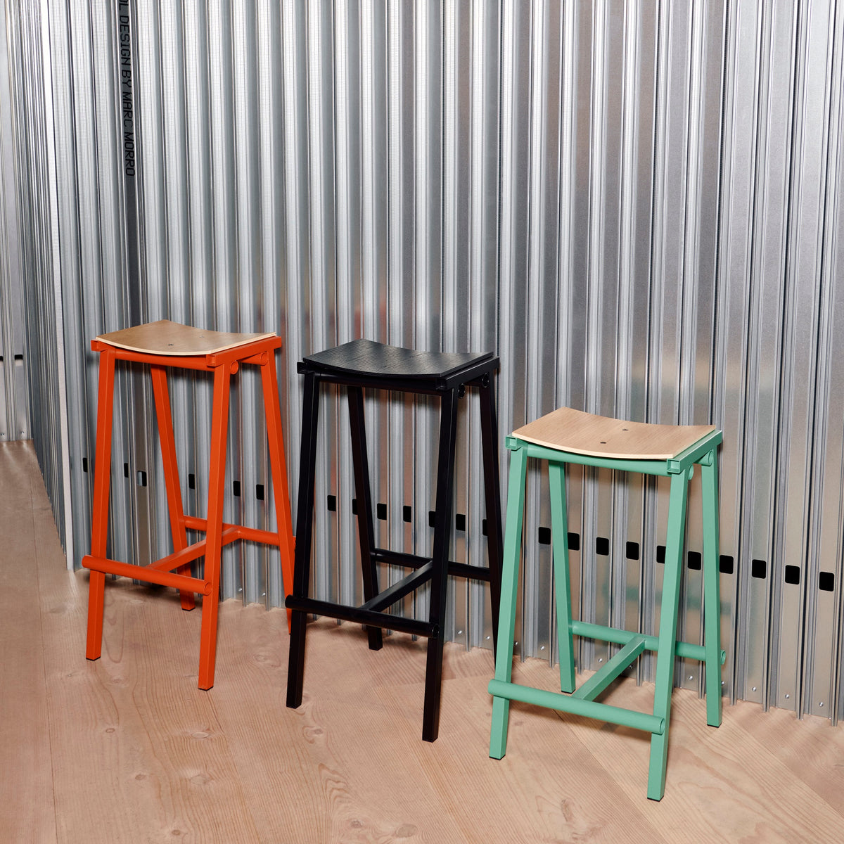 Hay Taburete 8 Barhocker – Eichenfurnier-Sitz und Stahlgestell