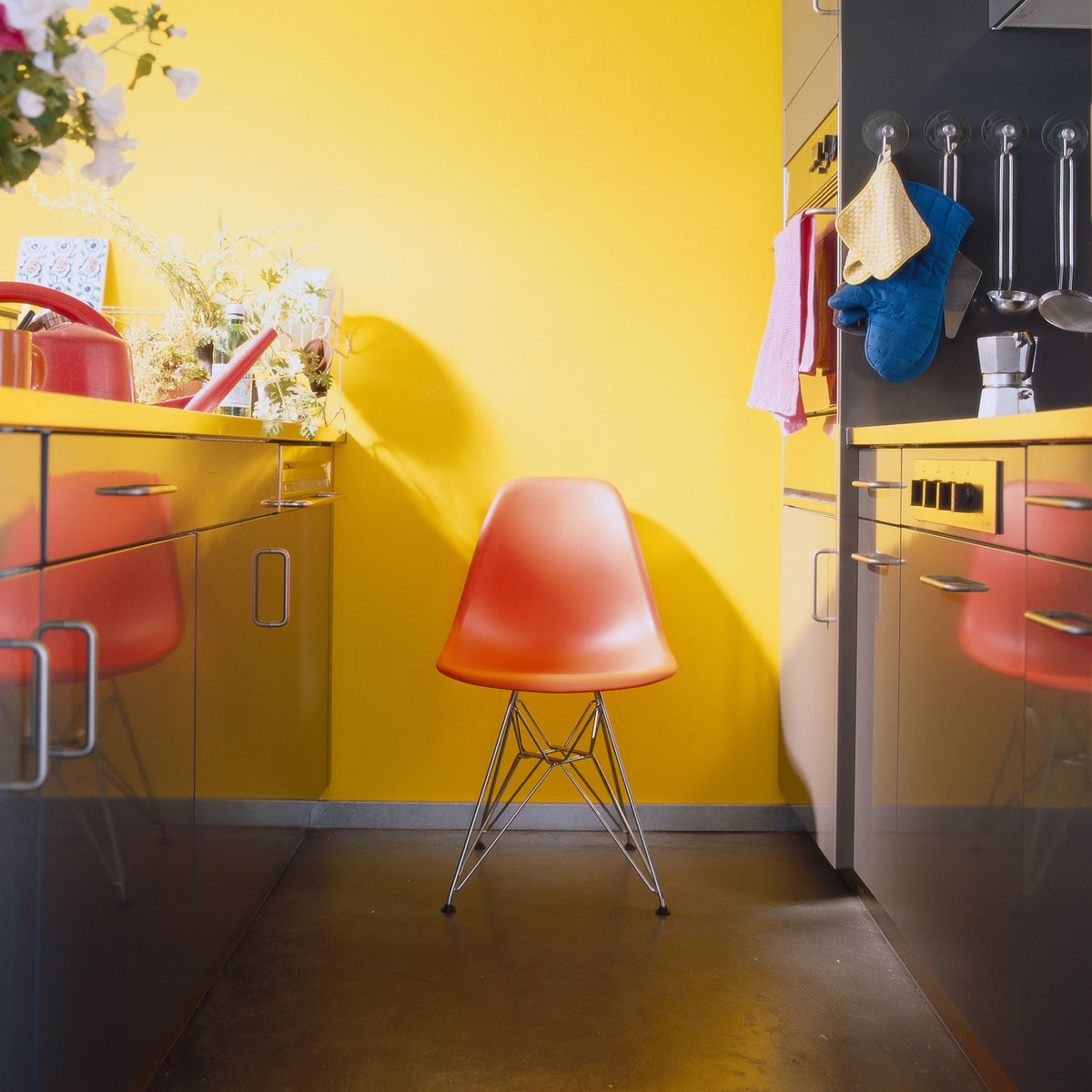 Vitra Eames Plastic Side Chair DSR RE Kunststoff Stuhl Eiffelturm-Gestell