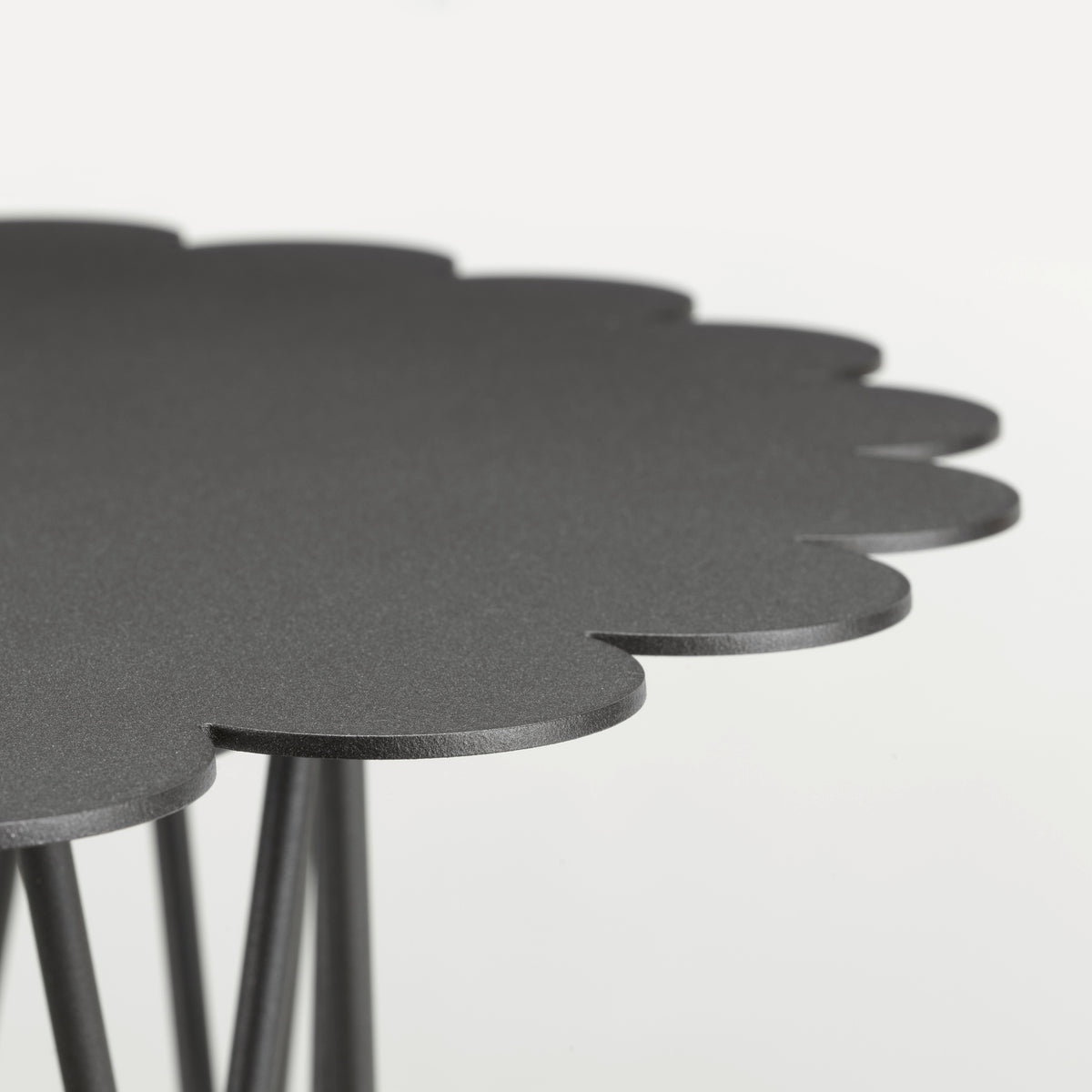 Vitra Flower Table klein Beistelltisch Stahl pulverbeschichtet