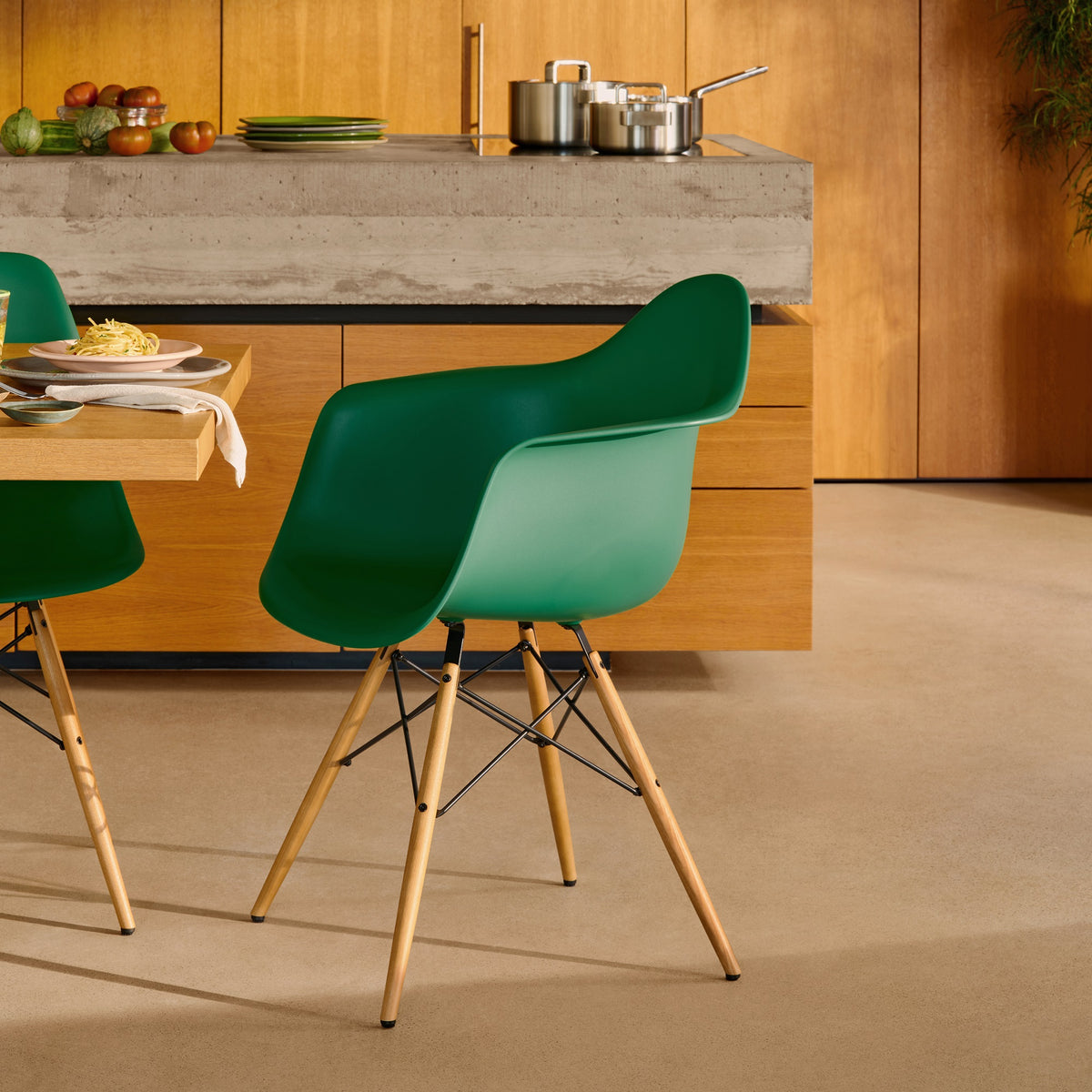 Vitra Eames Plastic Armchair DAW RE Esche honigfarben Kunststoff recycelt