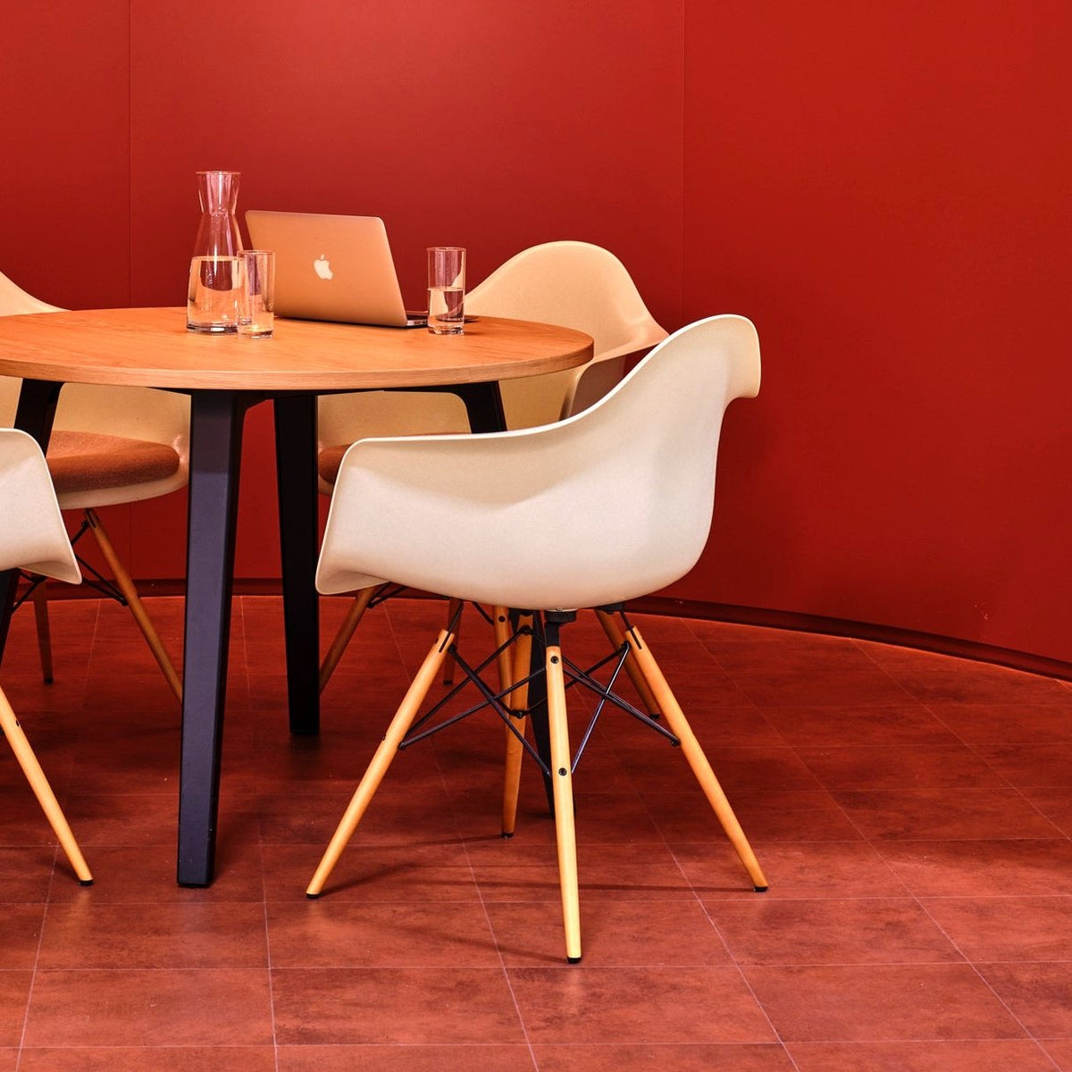 Vitra Eames Plastic Armchair DAW RE Ahorn gelblich Kunststoff recycelt