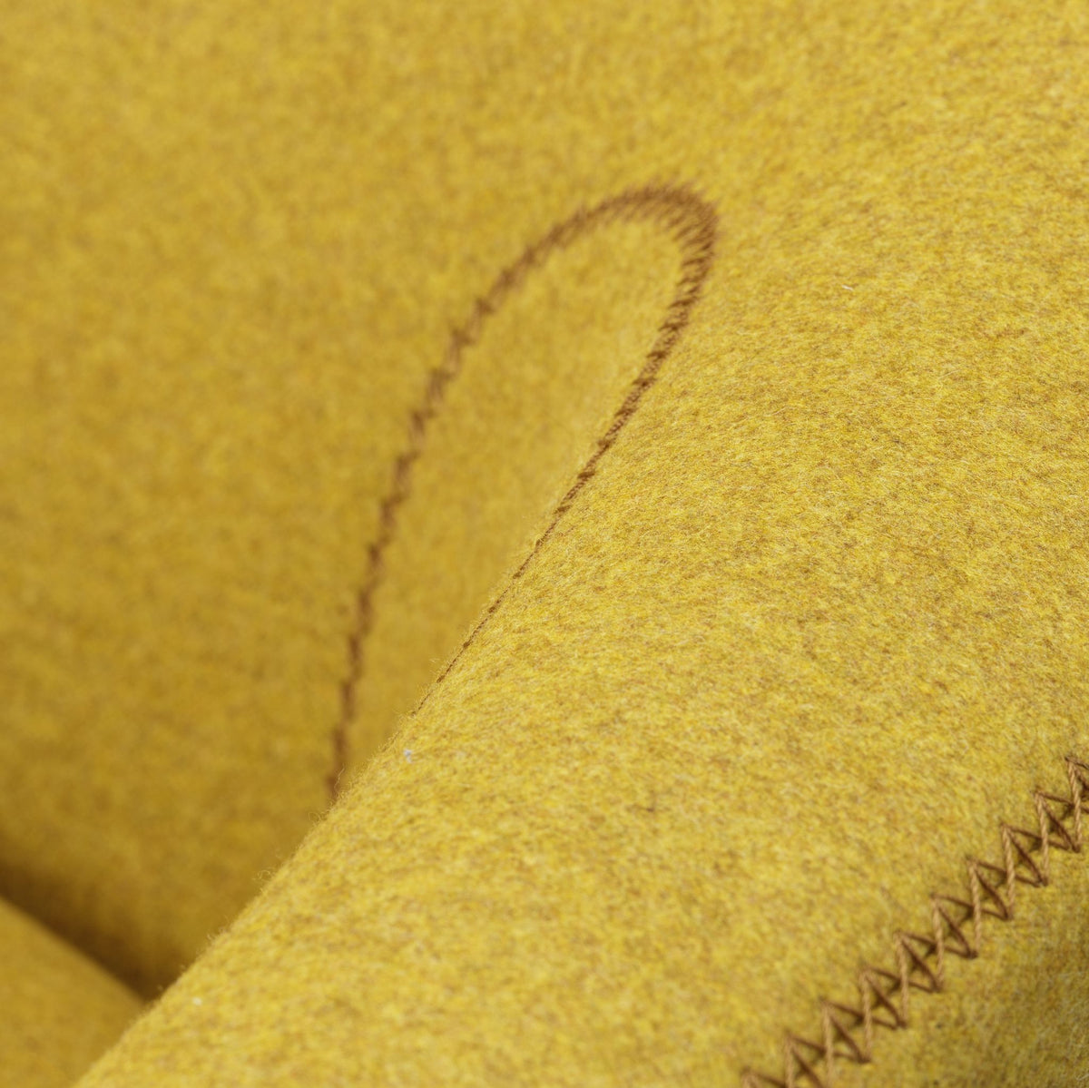 Vitra Grand Repos Loungesessel drehbar mit Panchina Ohrensessel & Bank