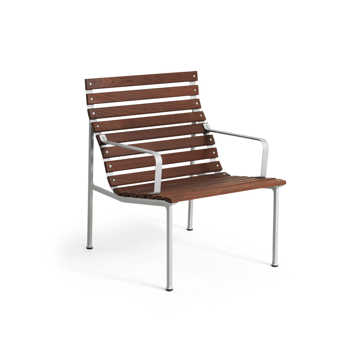 „Traverse Lounge Armlehnenstuhl von Erwan Bouroullec für HAY aus Aluminiumdruckguss und wärmebehandelter Esche. Ergonomisches Design mit robuster Struktur, entwickelt mit der Zeit eine natürliche Patina. Ideal für private und öffentliche Räume, erhältlich mit oder ohne Armlehnen.“