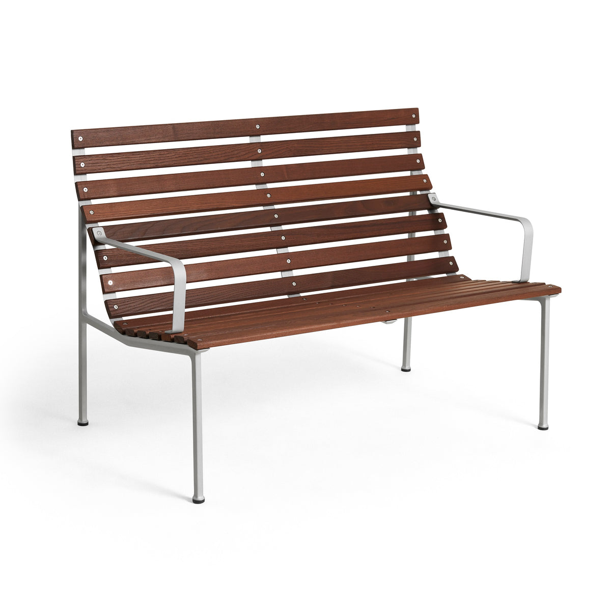 Traverse Lounge Bench von HAY, entworfen von Erwan Bouroullec, ergonomische Outdoor-Bank aus Aluminium und gerillter wärmebehandelter Esche, erhältlich mit oder ohne Armlehnen.